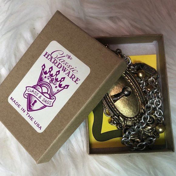 Classic Hardware Key & Key hole Necklace - Picture 2 of 9